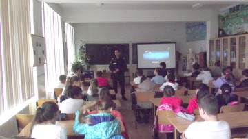 Jandarmii, la discuţii cu elevii din Cernavodă
